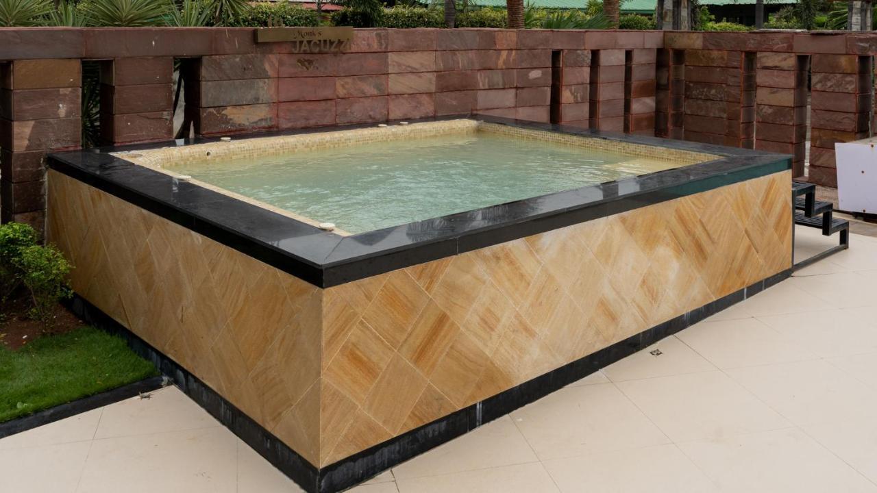 Monk'S Nirvanaa Hotel & Resort Indaur Kültér fotó