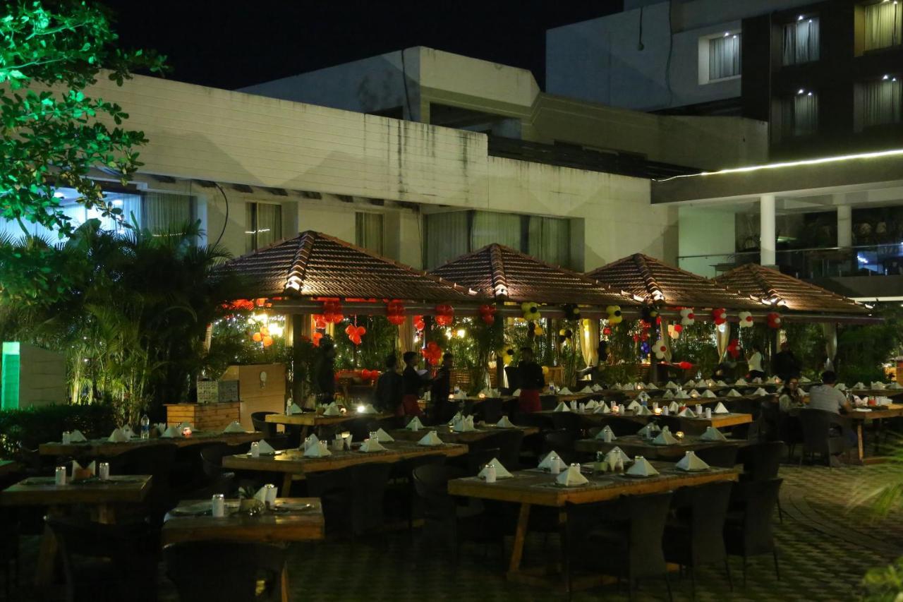 Monk'S Nirvanaa Hotel & Resort Indaur Kültér fotó