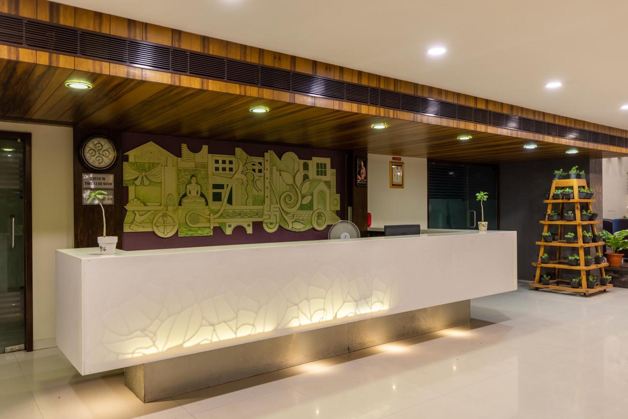 Monk'S Nirvanaa Hotel & Resort Indaur Kültér fotó