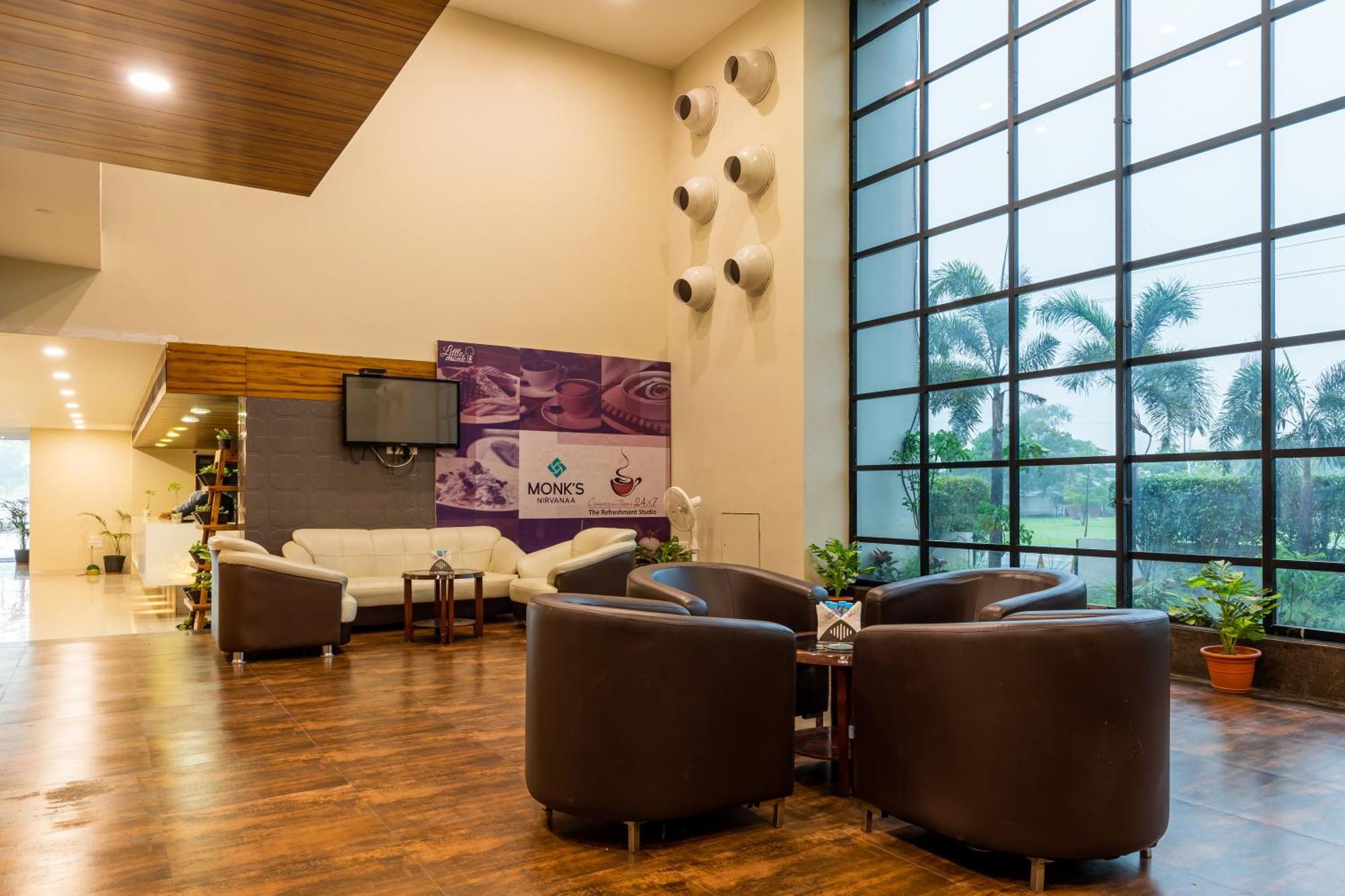 Monk'S Nirvanaa Hotel & Resort Indaur Kültér fotó